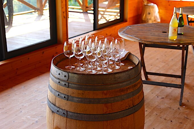 樽の上のワイングラス